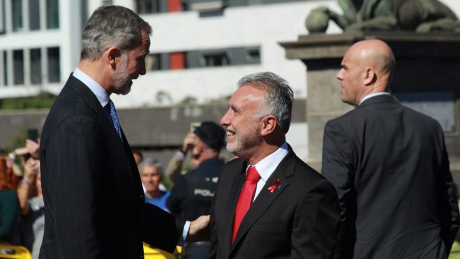 El rey Felipe saluda a Ángel Víctor Torres, presidente de Canarias./ Álvaro Oliver AH