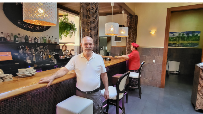 Juan Angulo, dueño de El Perojo, sonriente en el local. Atlántico Hoy Juan Angulo, dueño de El Perojo, sonriente en el local. Atlántico Hoy