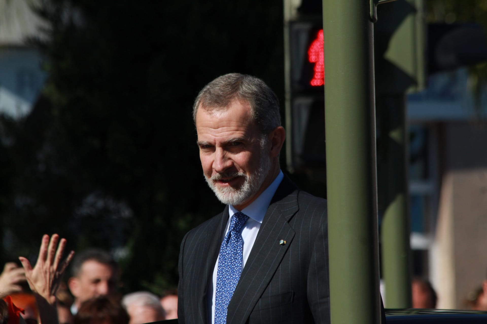 El rey Felipe nada más bajar de su coche oficial al llegar al TEA, en Tenerife./ Álvaro Oliver (AH)