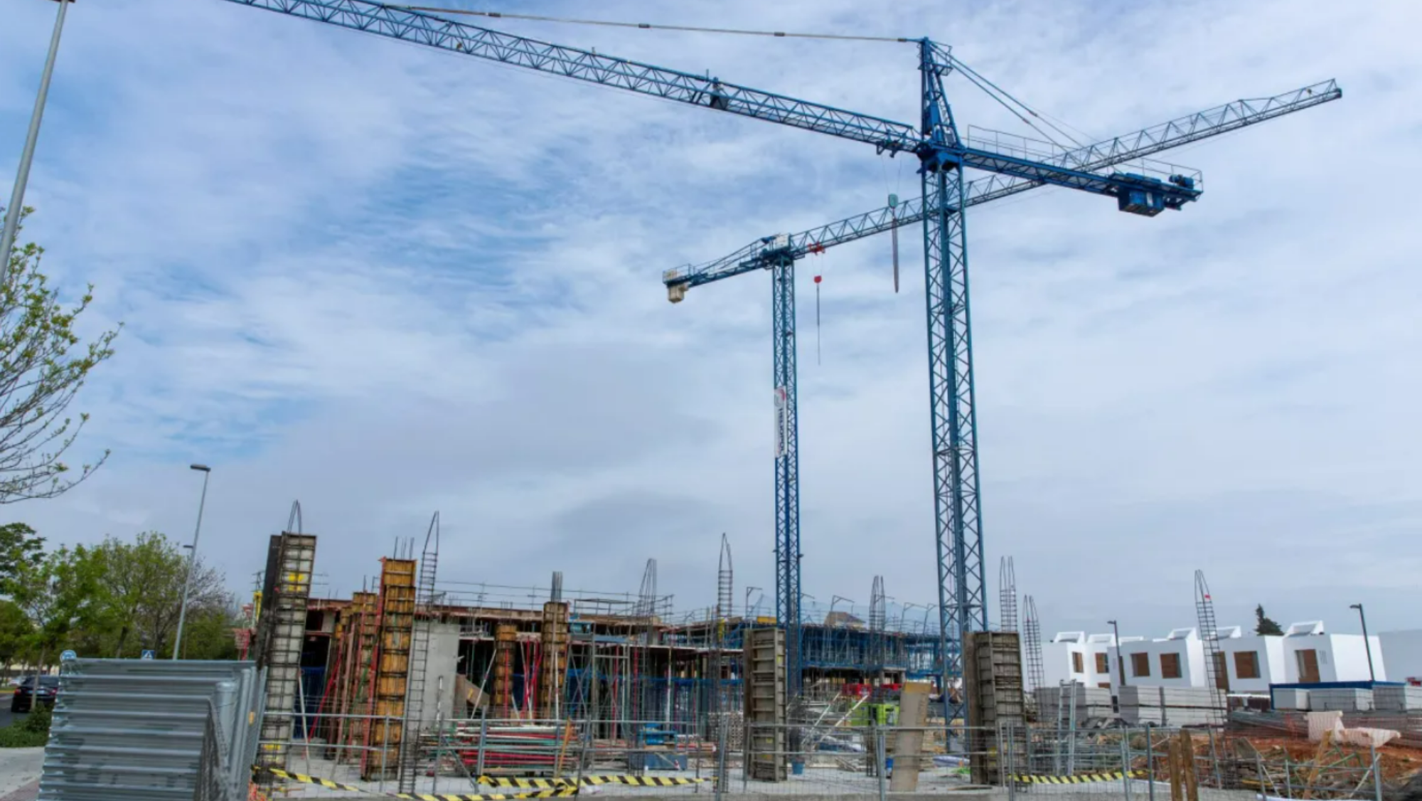 Edificio de viviendas en obras. / Efe