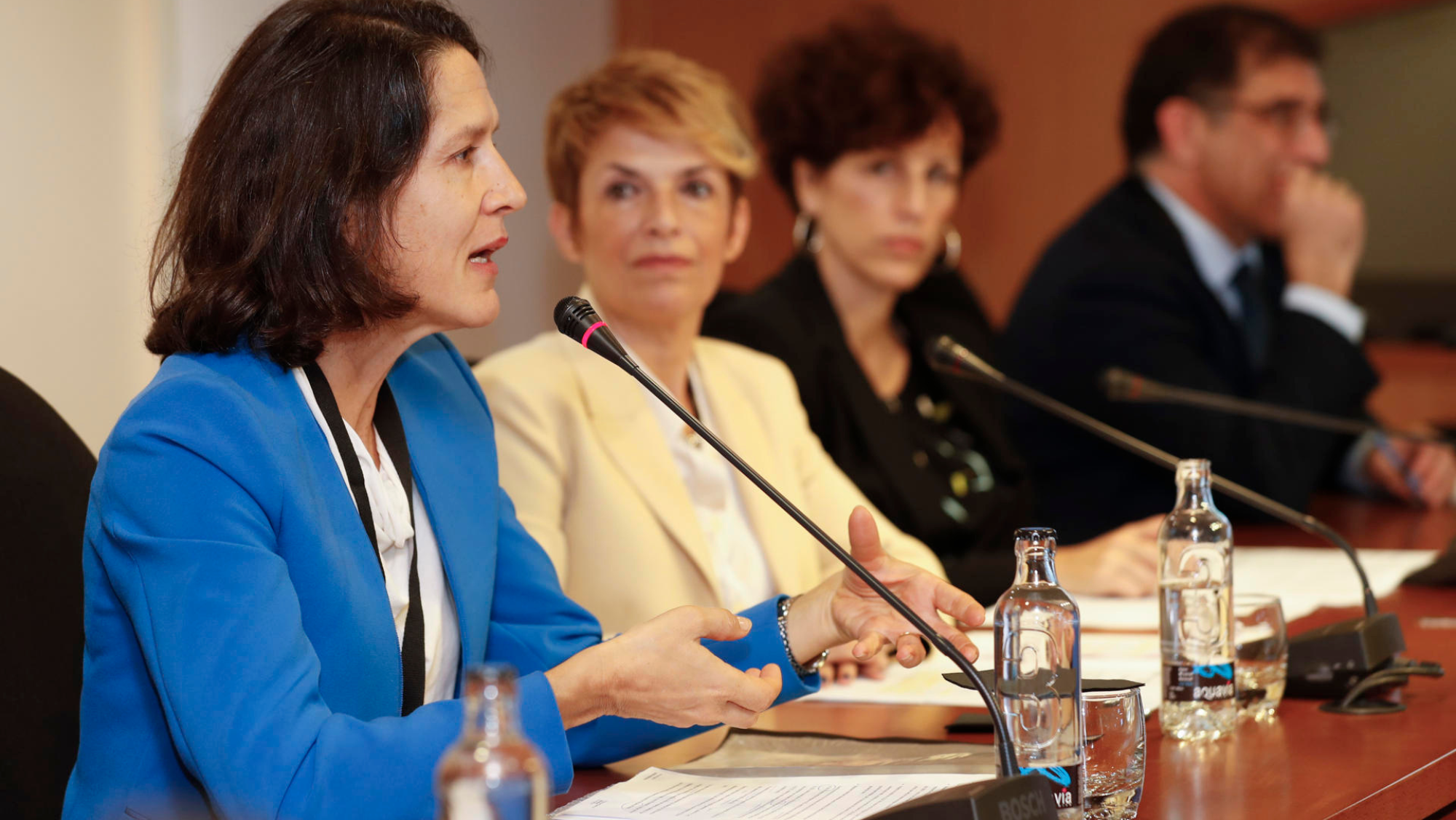 La consejera de Economía del Gobierno de Canarias, Elena Máñez (2i), de la que depende el Servicio Canario de Empleo. / Atlántico Hoy