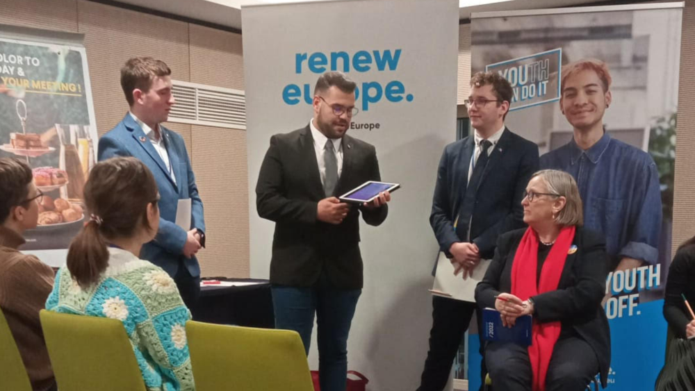 Sergio Medina, coordinador de asuntos europeos de los jóvenes de CC, en las jornadas de Renew Europe./ Cedida