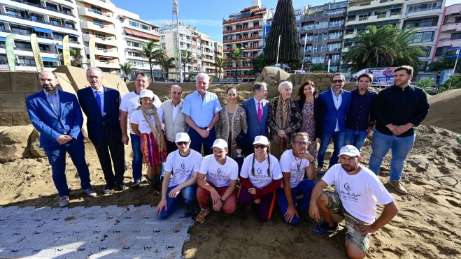 Foto de familia de los creadores del Belén de Arena. /Ayuntamiento de Las Palmas de Gran Canaria