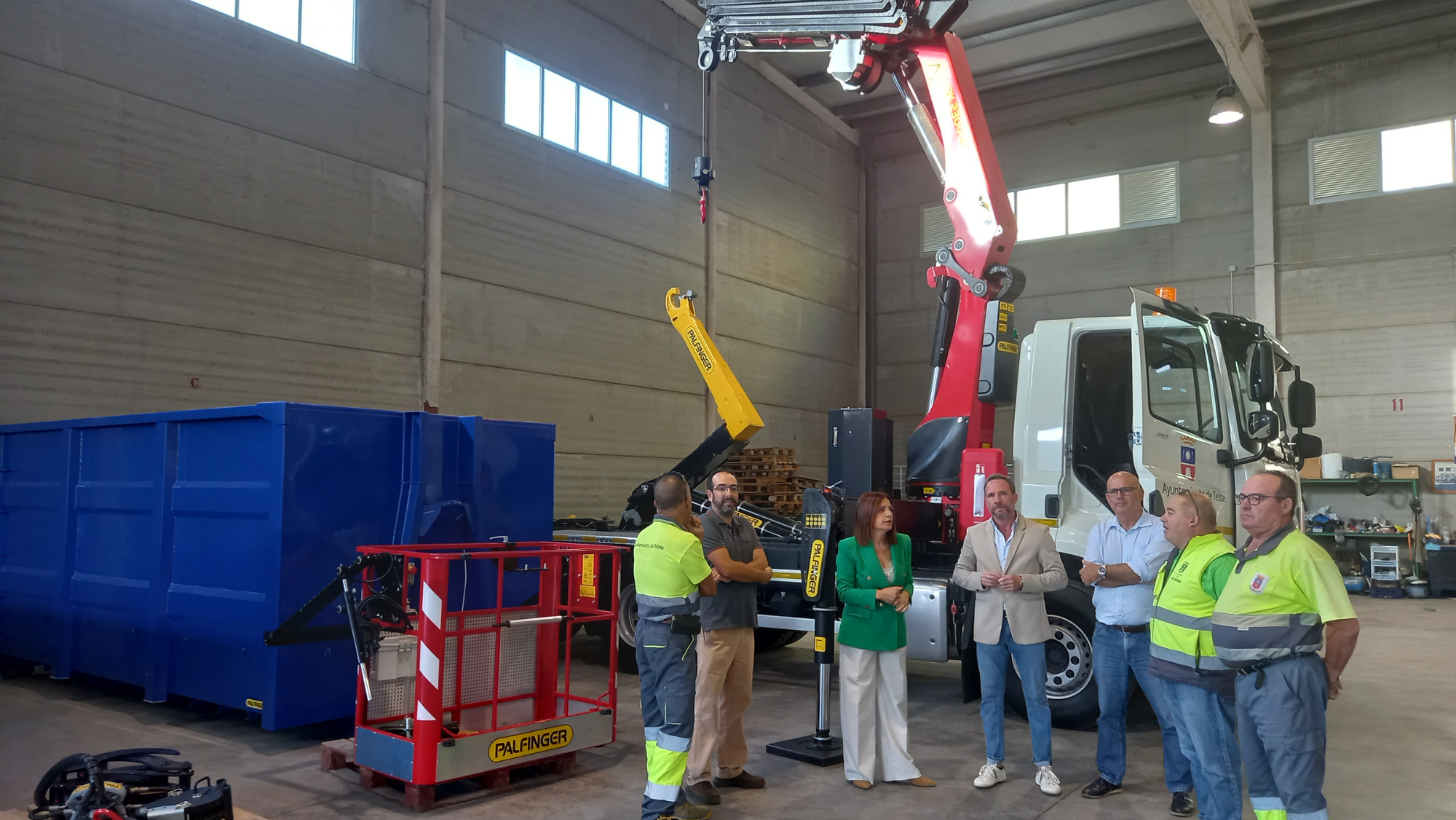 La alcaldesa conoce el funcionamiento del nuevo camión grúa. /Ayuntamiento de Telde