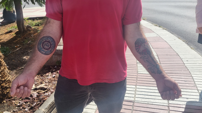 RJ lleva tatuados en sus brazos dos ruletas y en una de ellas están escritos los nombres de sus hijos. .Atlántico Hoy