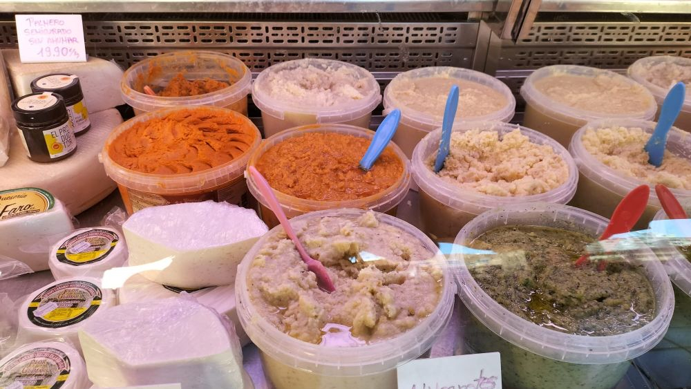 Almogrote y otros quesos expuestos en el mercado de La Recova./ AH