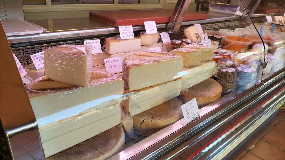Quesos expuestos en el mercado de La Recova./ AH