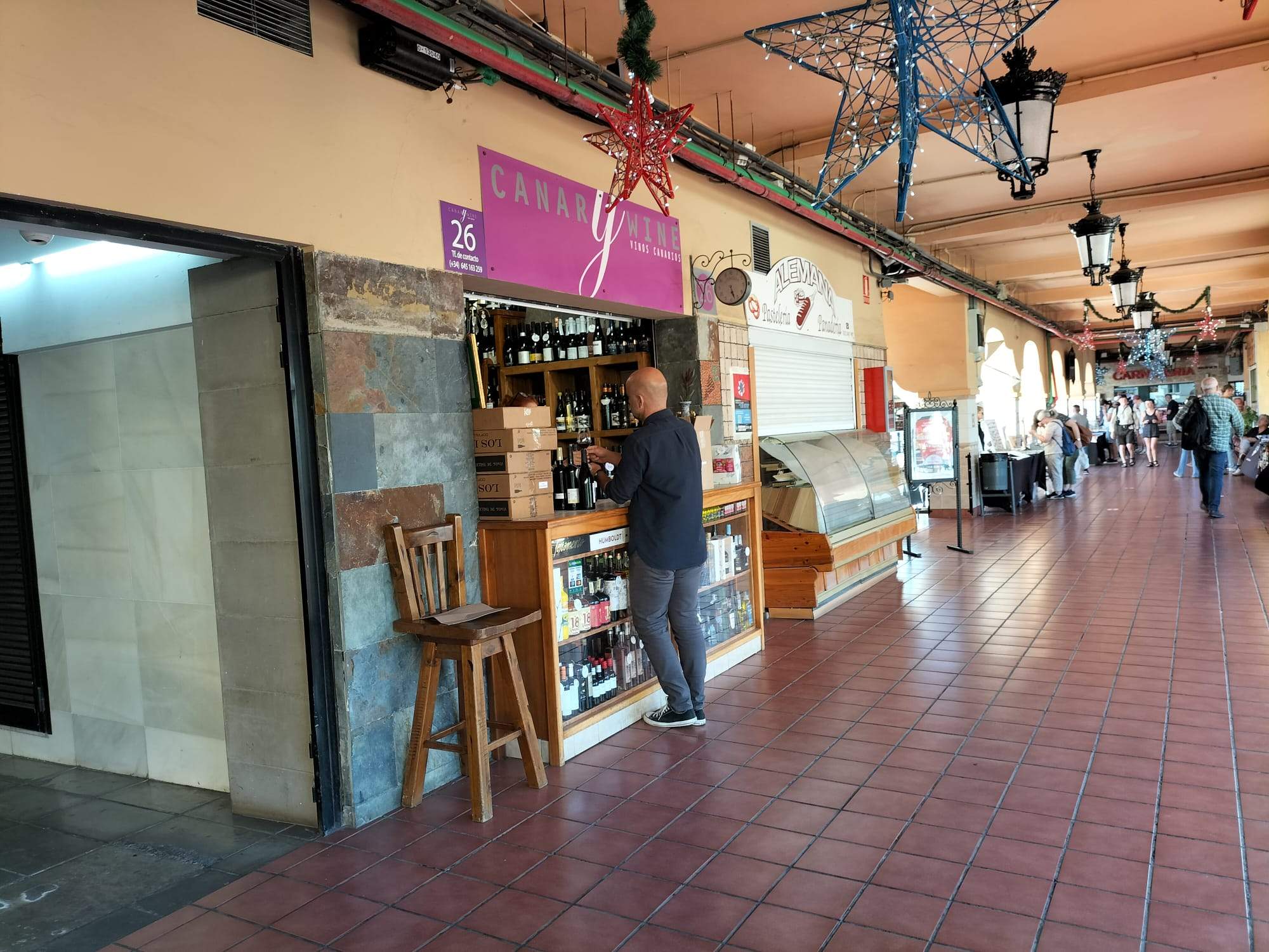 Un hombre compra en la tienda de vinos Canary Wine, en La Recova./ AH