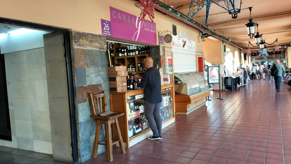 Un hombre compra en la tienda de vinos Canary Wine, en La Recova./ AH