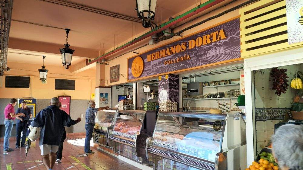 Pollería Hermanos Dorta, en el mercado de La Recova./ AH