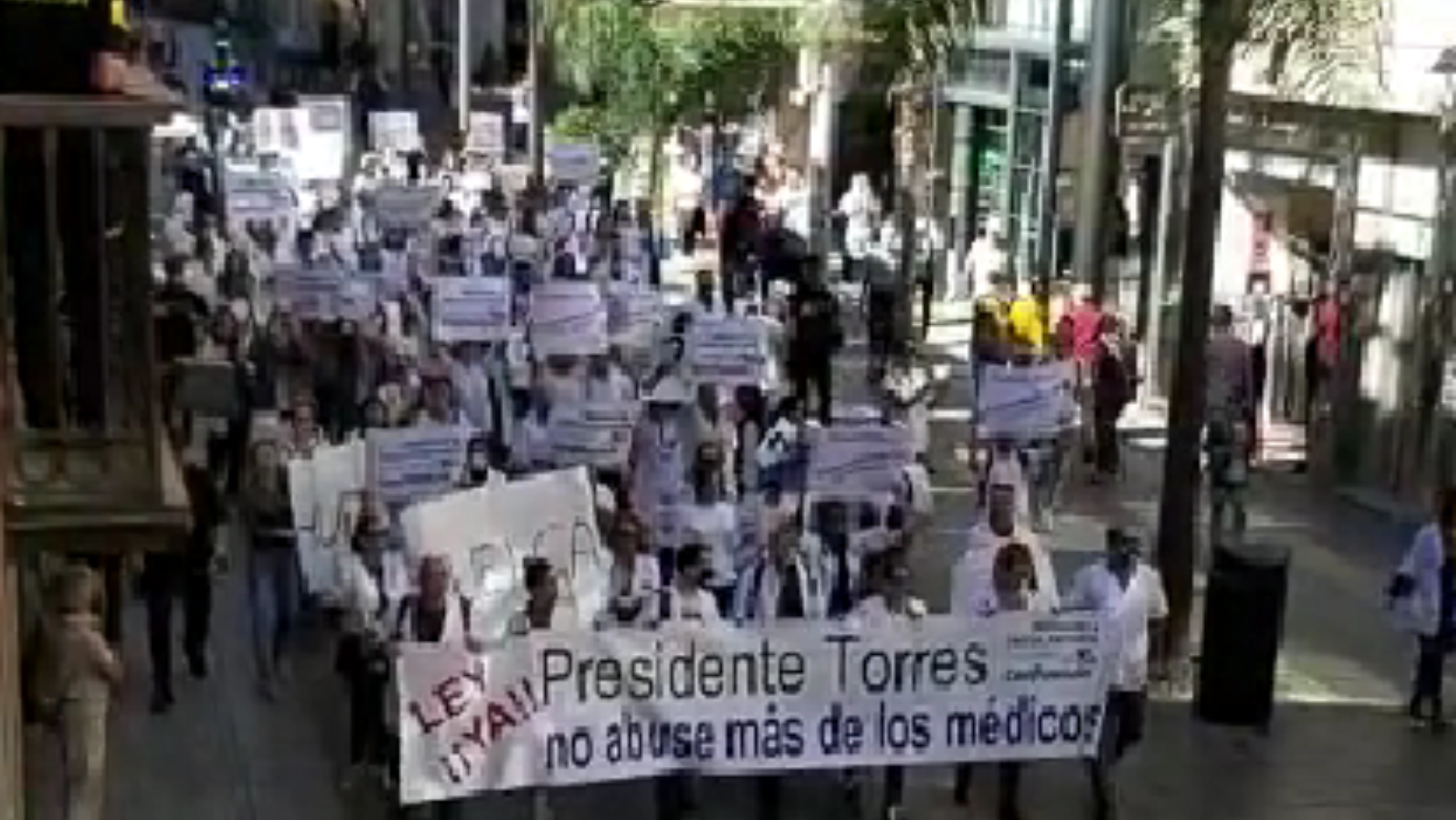 Manifestación del colectivo de médicos en Tenerife. / MESA DE CONFLUENCIA Manifestación del colectivo de médicos en Tenerife. / MESA DE CONFLUENCIA