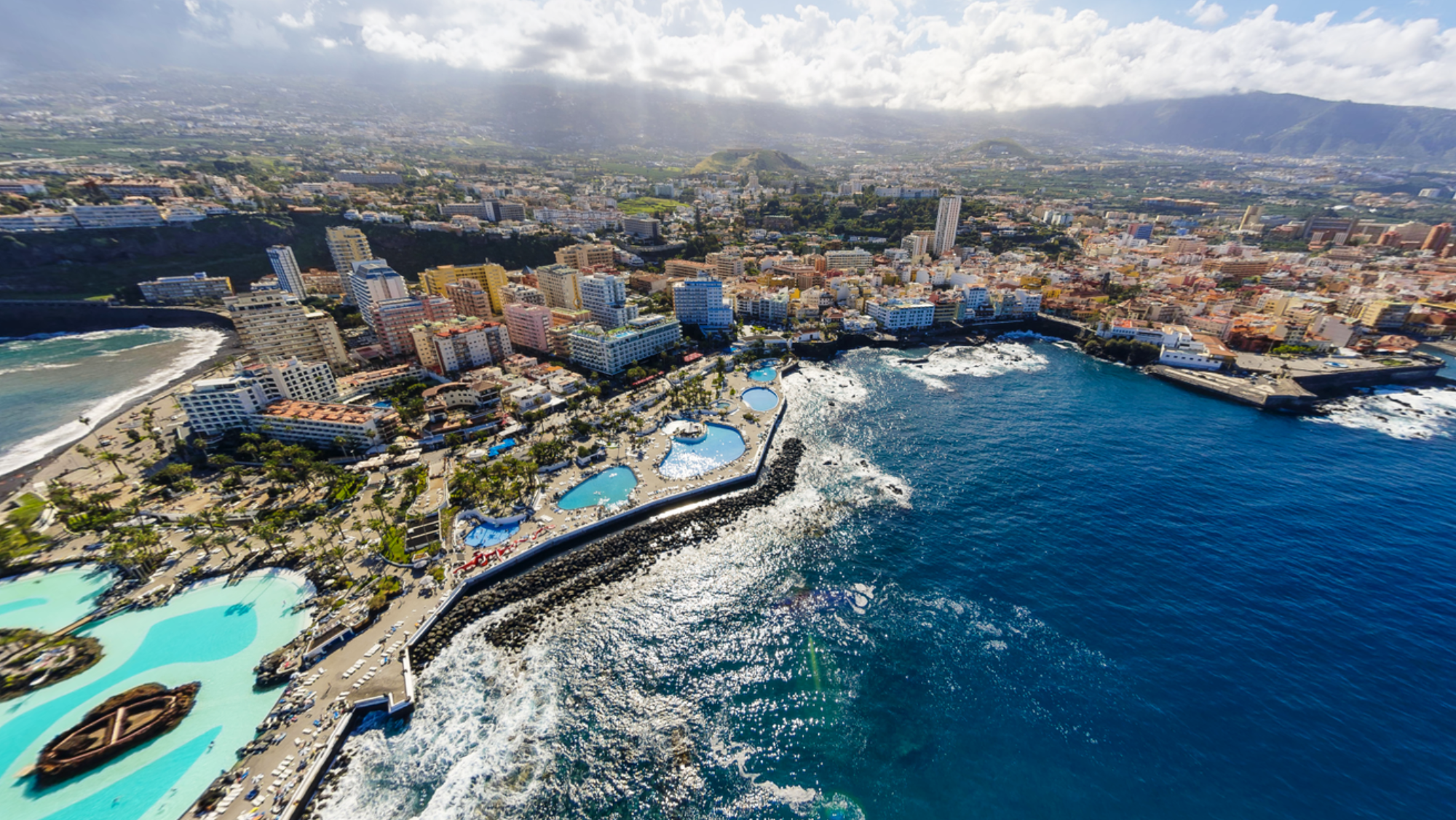 Vista aérea de la zona turística de Martiánez, en Puerto de la Cruz. / Ashotel