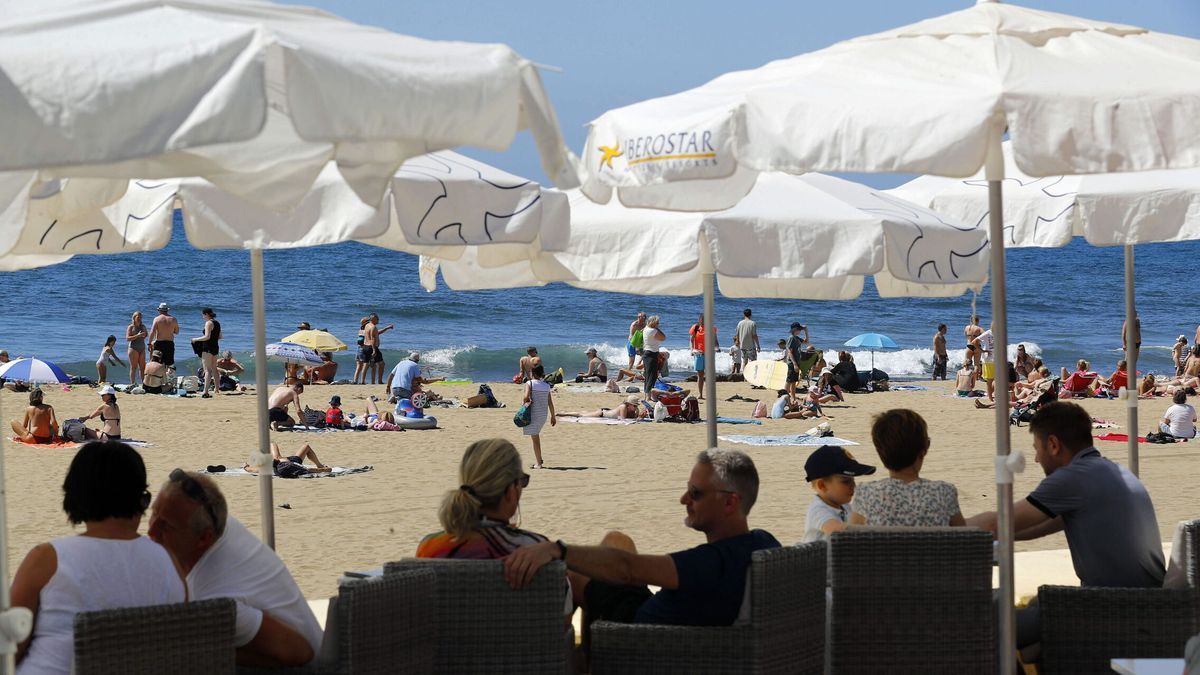 Turistas en la playa de Maspalomas (Gran Canaria) / ELVIRA URQUIJO A. - EFE