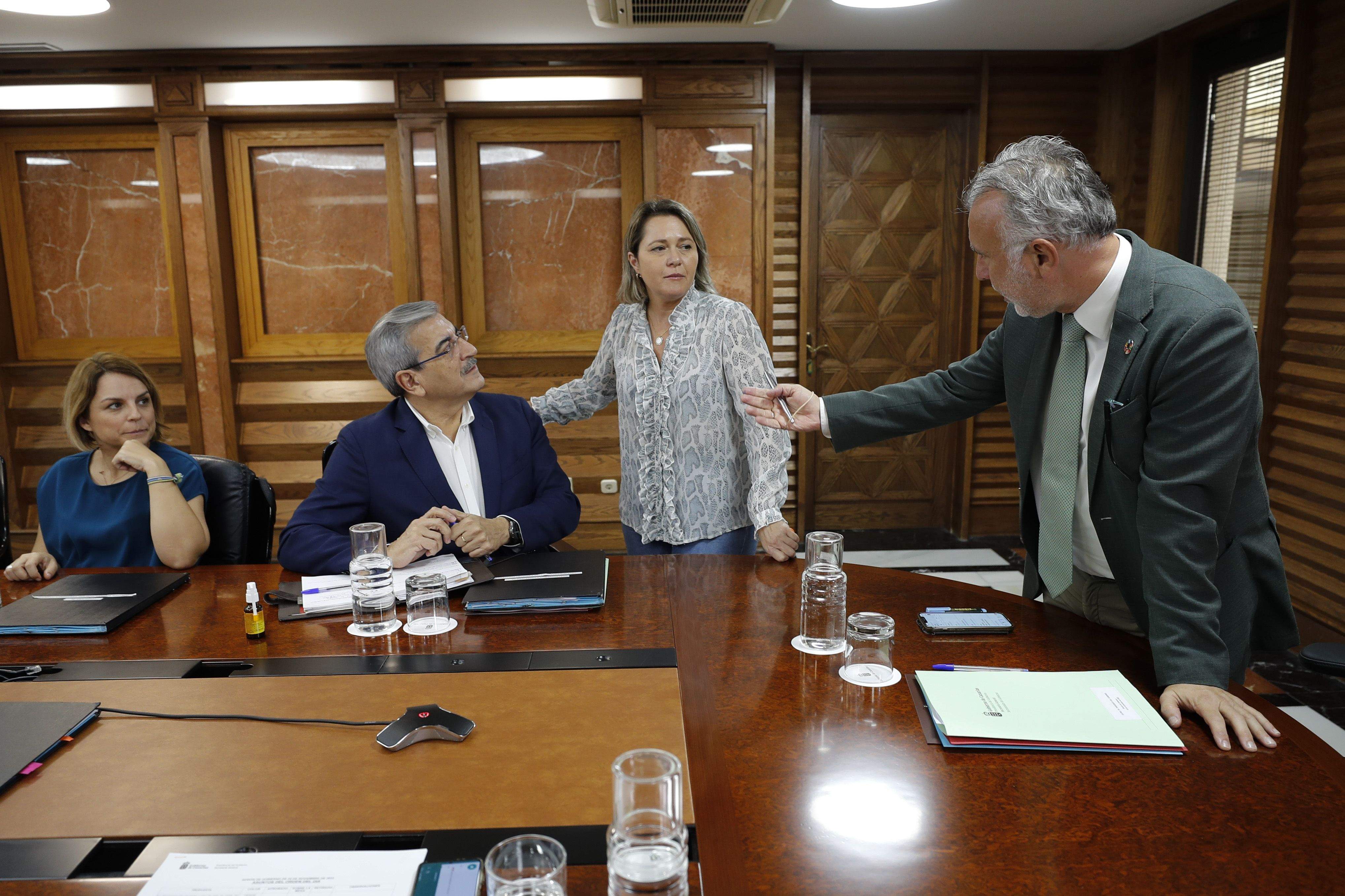 Ángel Víctor Torres, a la derecha, dialoga con Noemí Santana, Romásn Rodríguez y Alicia Vanoostende