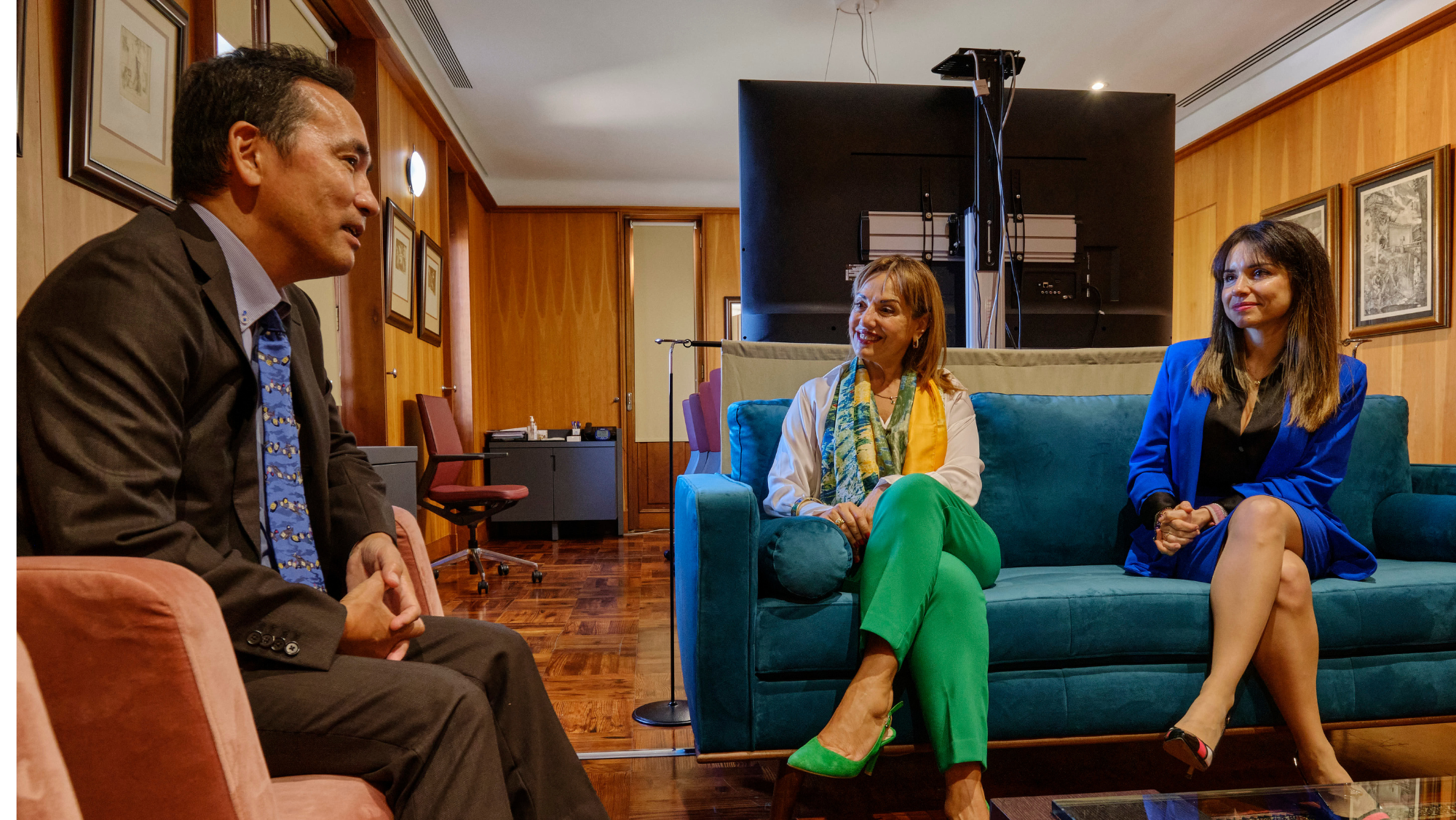 El cónsul de Japón en Canarias, Akira Kusunoki, la vicepresidenta segunda y consejera de Presidencia, Berta Pérez, y la consejera delegada de Acción Exterior, Liskel Álvarez. / Cabildo de Tenerife