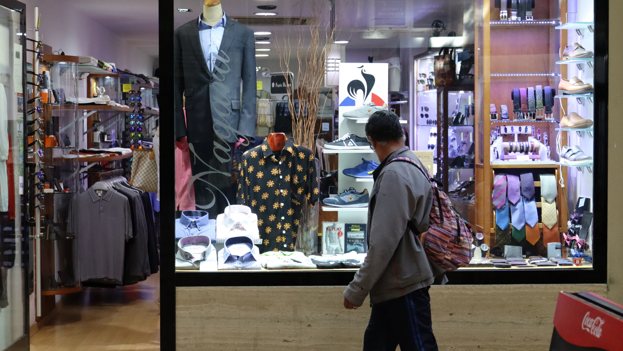 Un hombre mira un escaparate en una zona comercial en Santa Cruz de Tenerife.  Atlántico Hoy