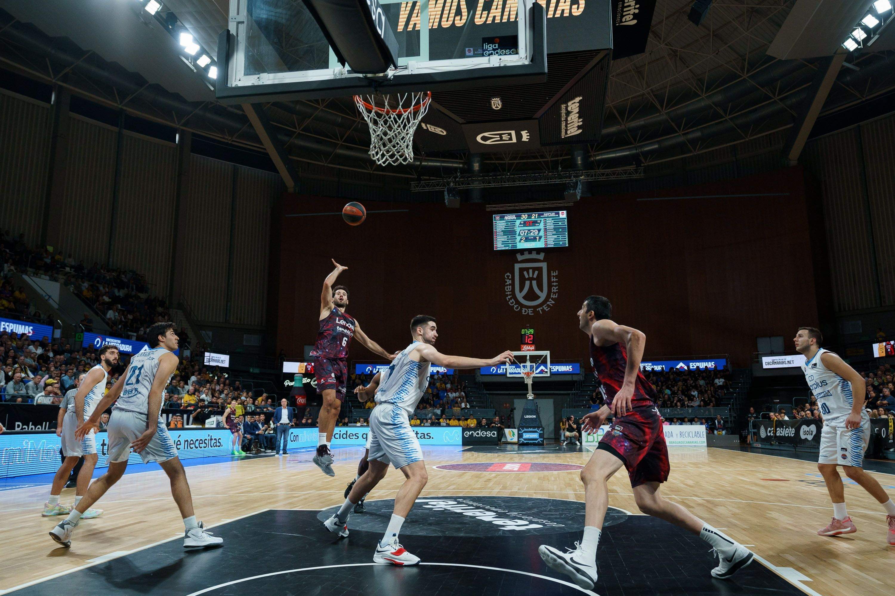 Fuenlabrada soportó el ritmo de anotación del Canarias solo durante el primer cuarto y, a partir de ahí, los aurinegros arrasaron./ EFE