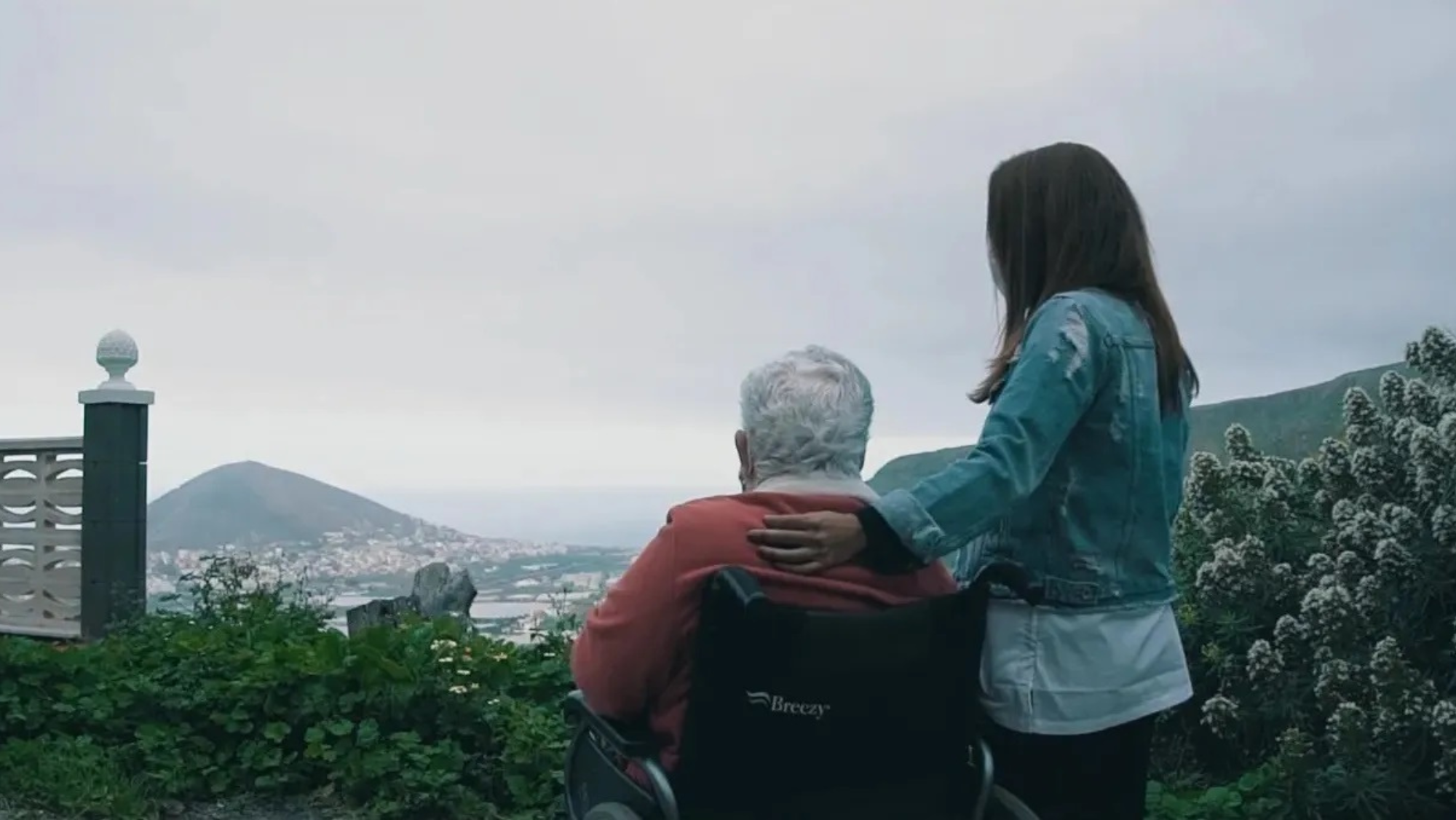 Un mayor junto a su cuidadora./  Ayuntamiento de Gáldar