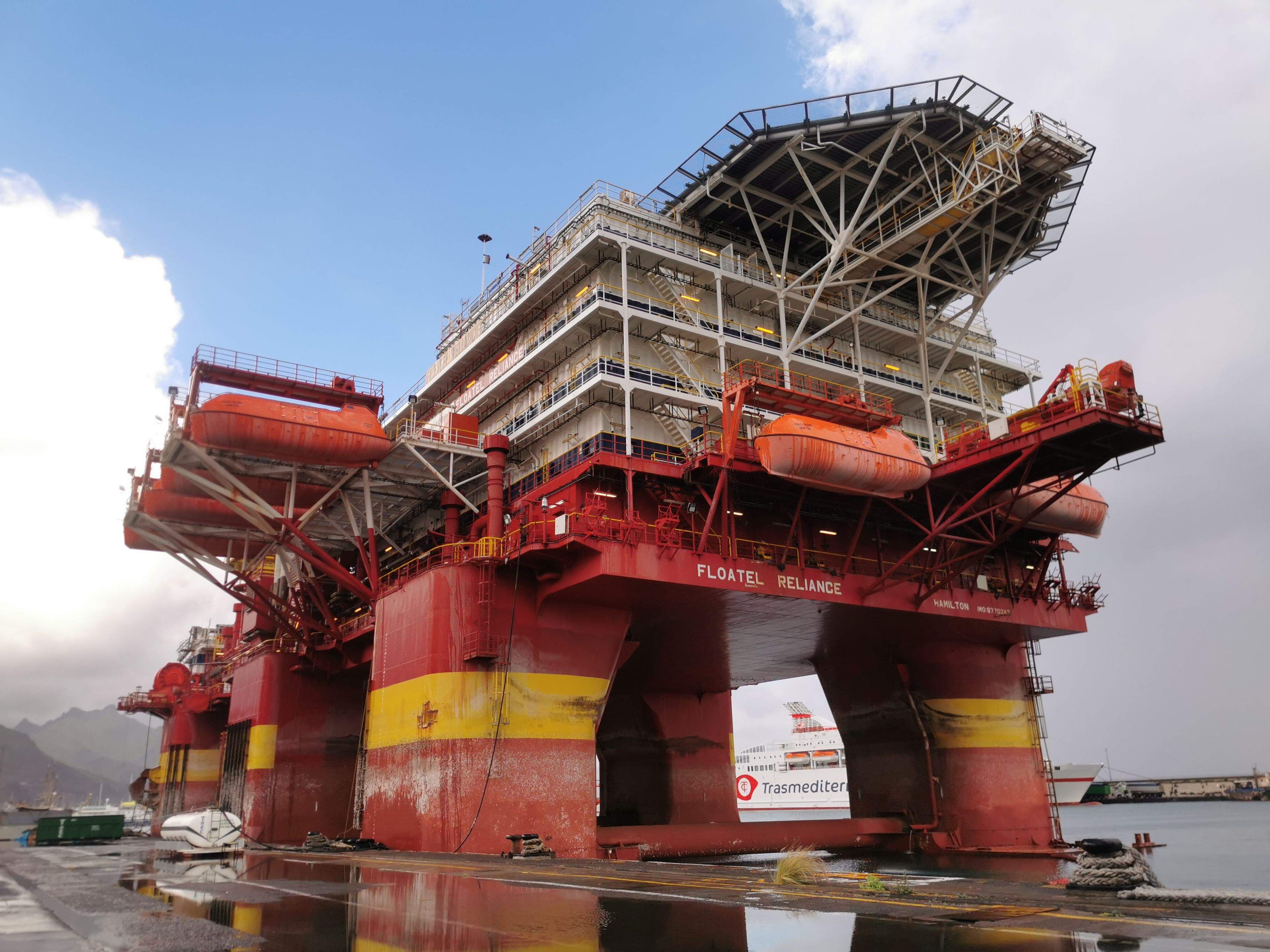 El Floatel Reliance  en Santa Cruz de Tenerife./ Cedida