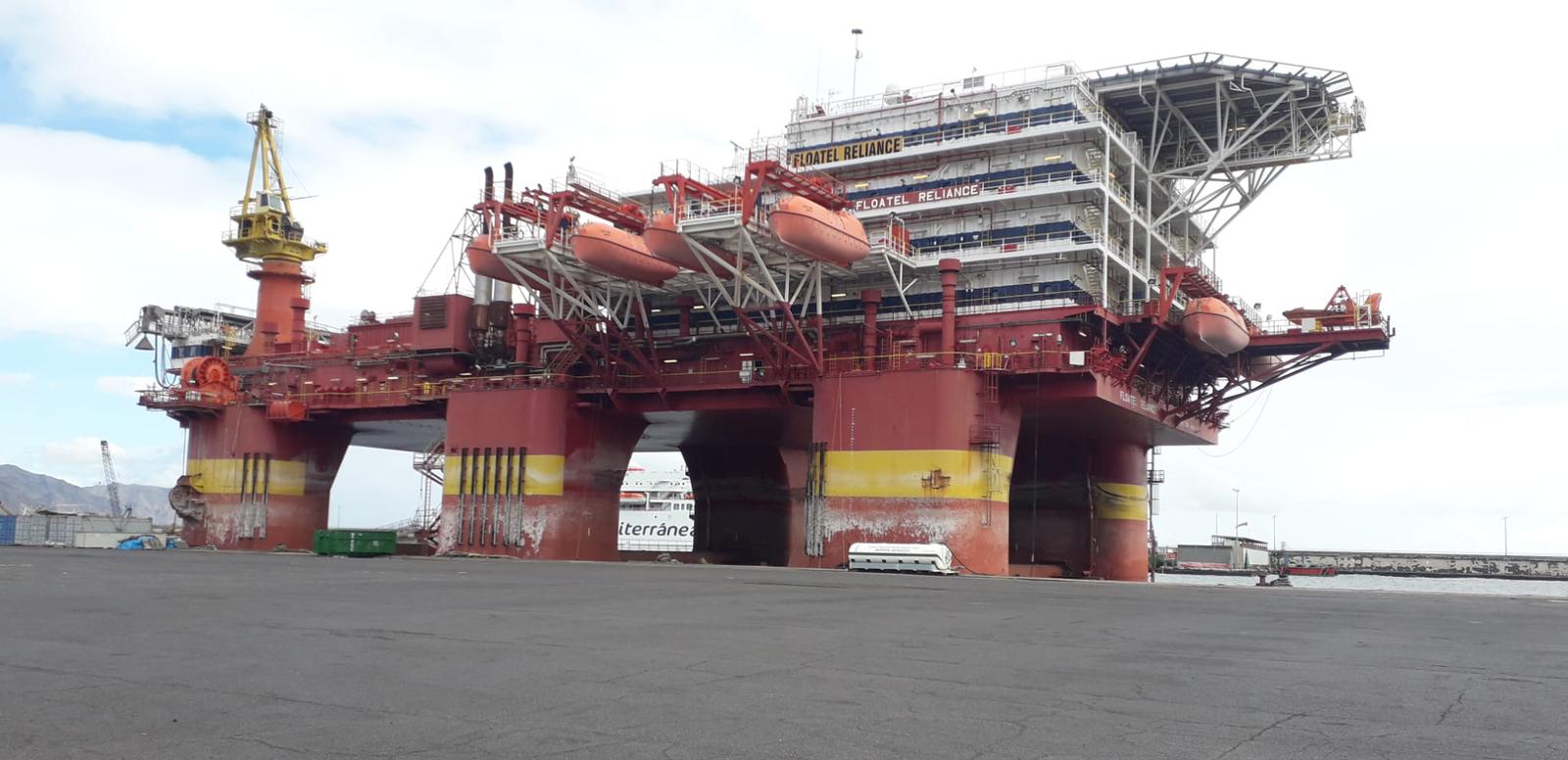 La plataforma 'Floatel Reliance', que lleva atracada desde 2016 en Santa Cruz, será reactivada para volver a trabajar. / Cedida