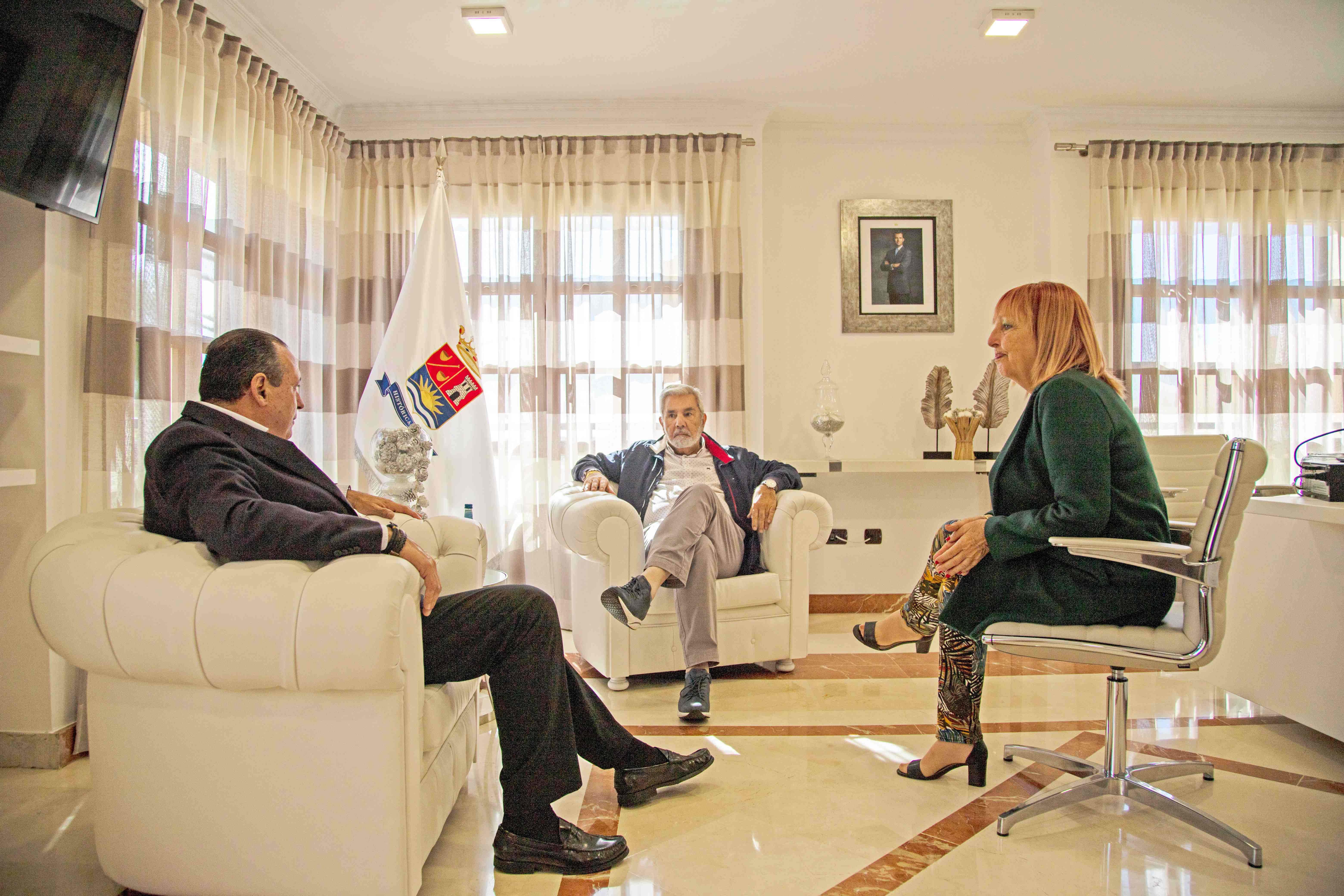 Un momento de la reunión entre el consejero de Sanidad del Gobierno de Canarias, Blas Trujillo, el alcalde de Adeje, José Miguel Rodríguez Fraga, y la concejal de Sanidad, Amada Trujillo./