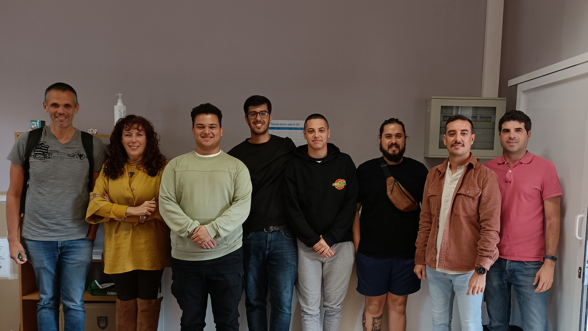 Alejandro García (izq.), junto a María del Carmen Rodríguez y parte del alumnado. / Atlántico Hoy Alejandro García (izq.), junto a María del Carmen Rodríguez y parte del alumnado. / Atlántico Hoy