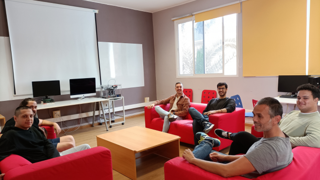 Alejandro García (inf. dcha), junto a parte del alumnado. / Atlántico Hoy