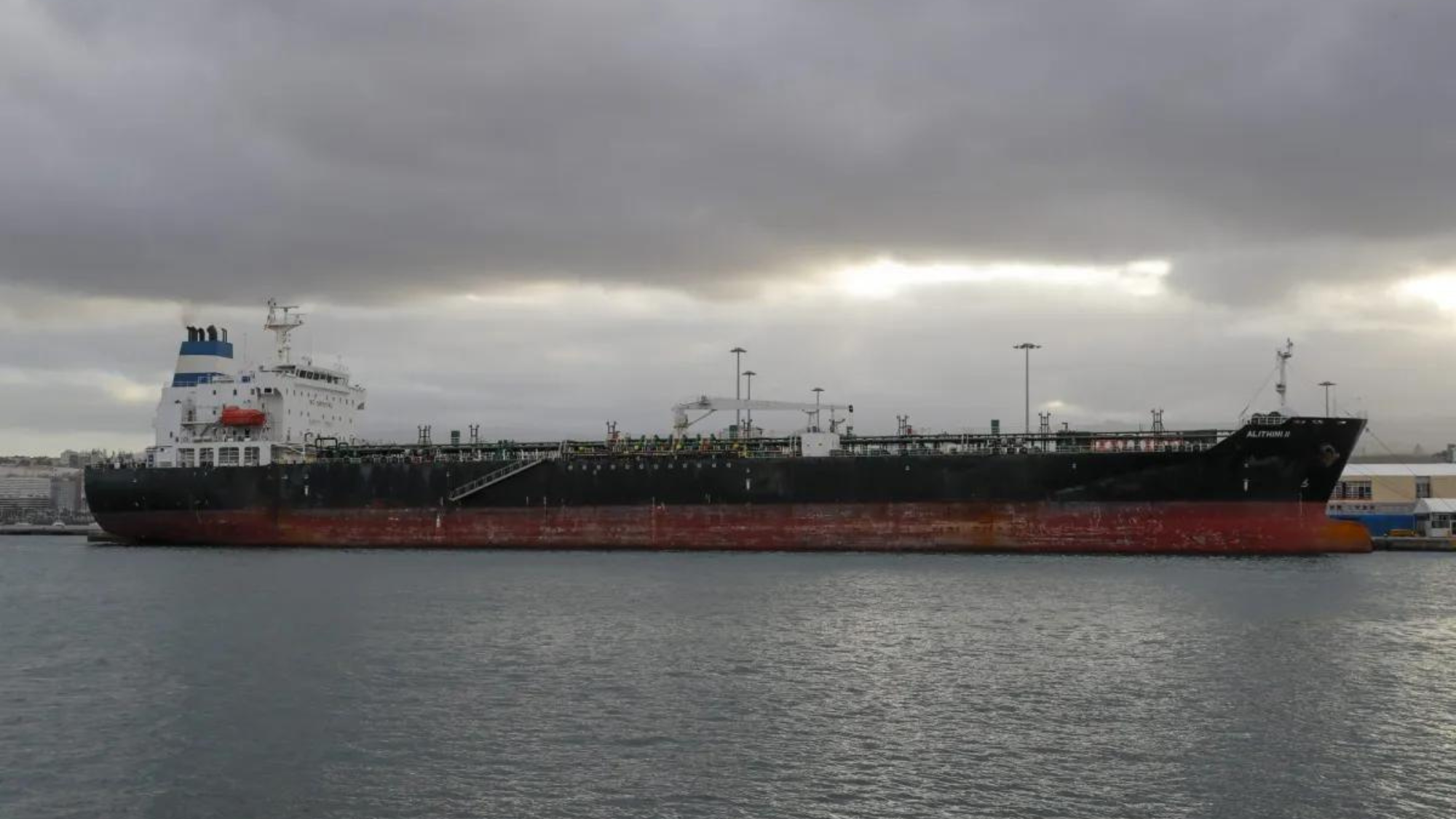 El Ministerio de Interior admitirá a trámite el asilo de los tres polizones nigerianos. / EFE