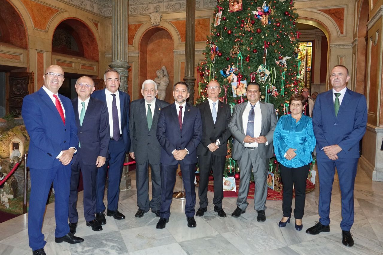Foto de los galardonados en los premios Amable del Turismo y Convivencia Ciudadana, concedidos por el CIT Santa Cruz./
