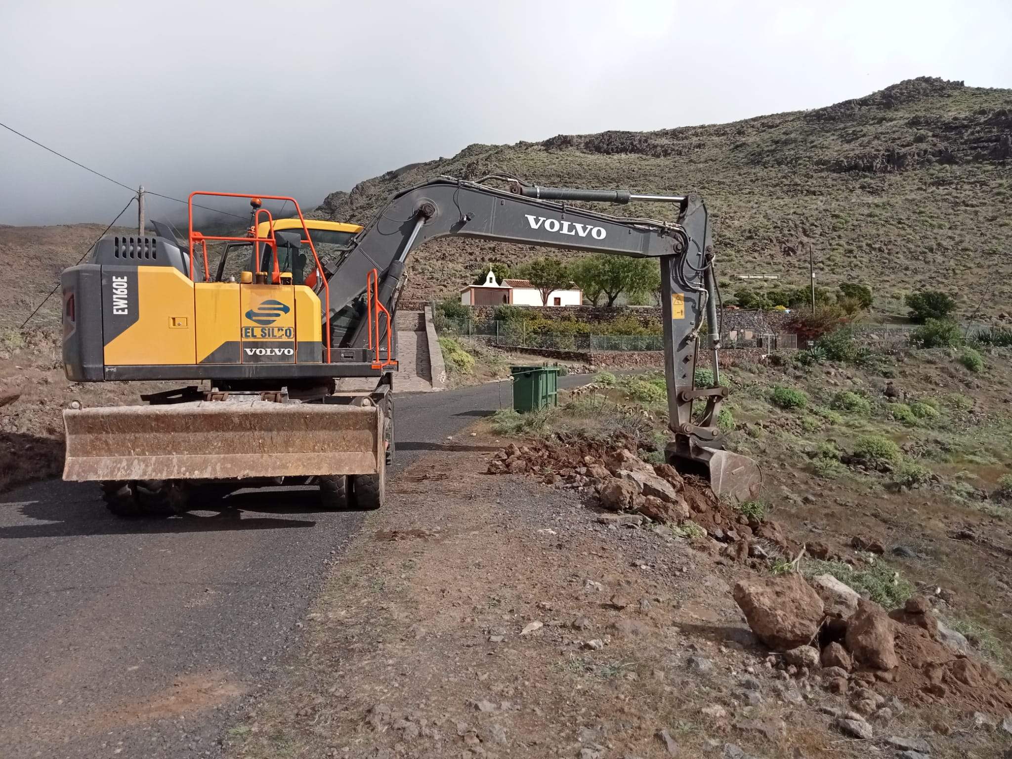 Obras en el acceso al caserío de Arguayoda, en Alajeró (La Gomera)./