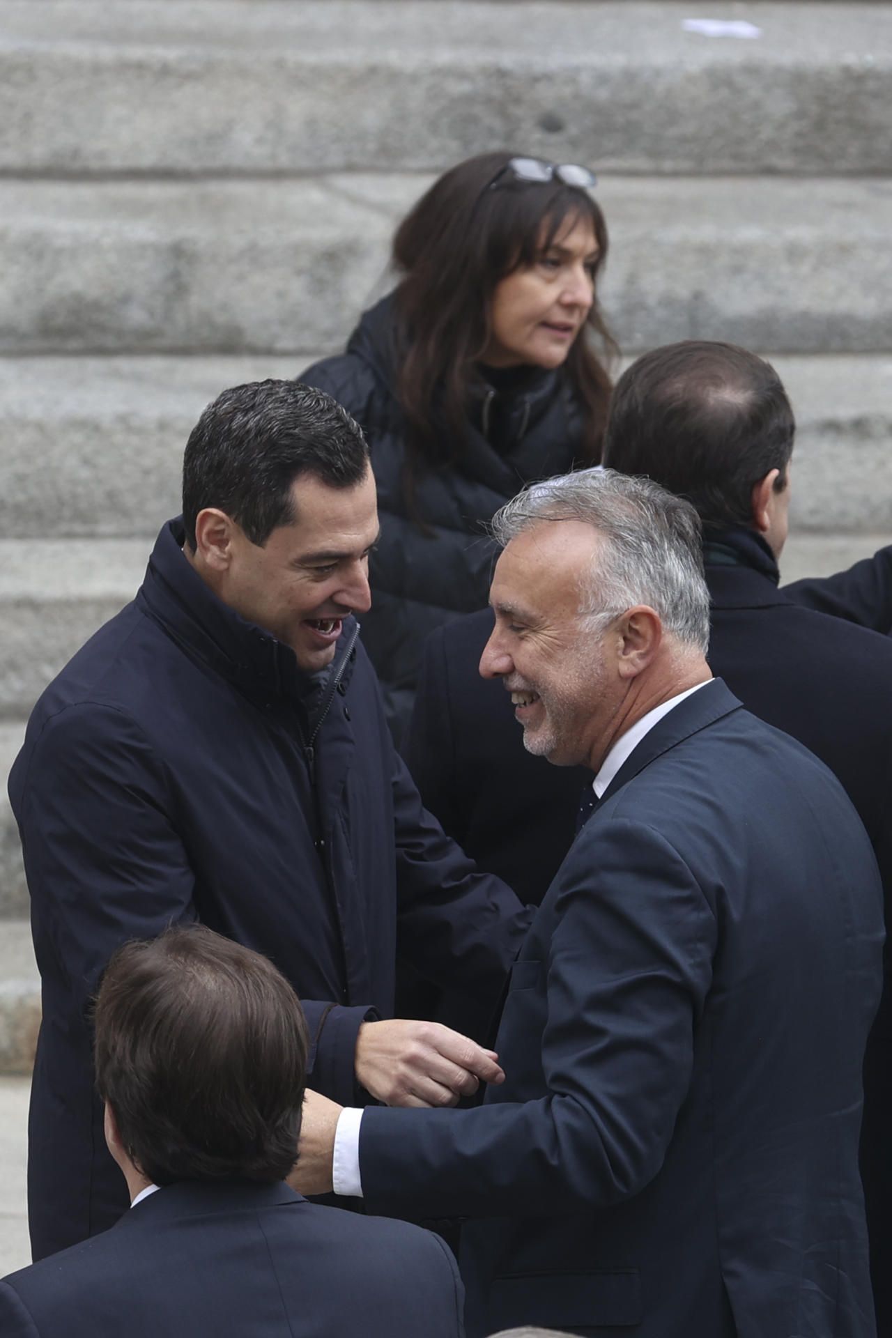 El presidente de Andalucía, Juanma Moreno (i) saluda al presidente de Canarias, Ángel Víctor Torres (d) durante los actos de Conmemoración del aniversario de la Constitución./ EFE - Kiko Huesca