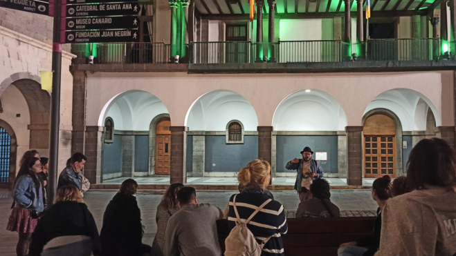 En la Plaza de San Agustín, Diego Flores representa algunos de los cantos más picantes de la época . / Atlántico Hoy