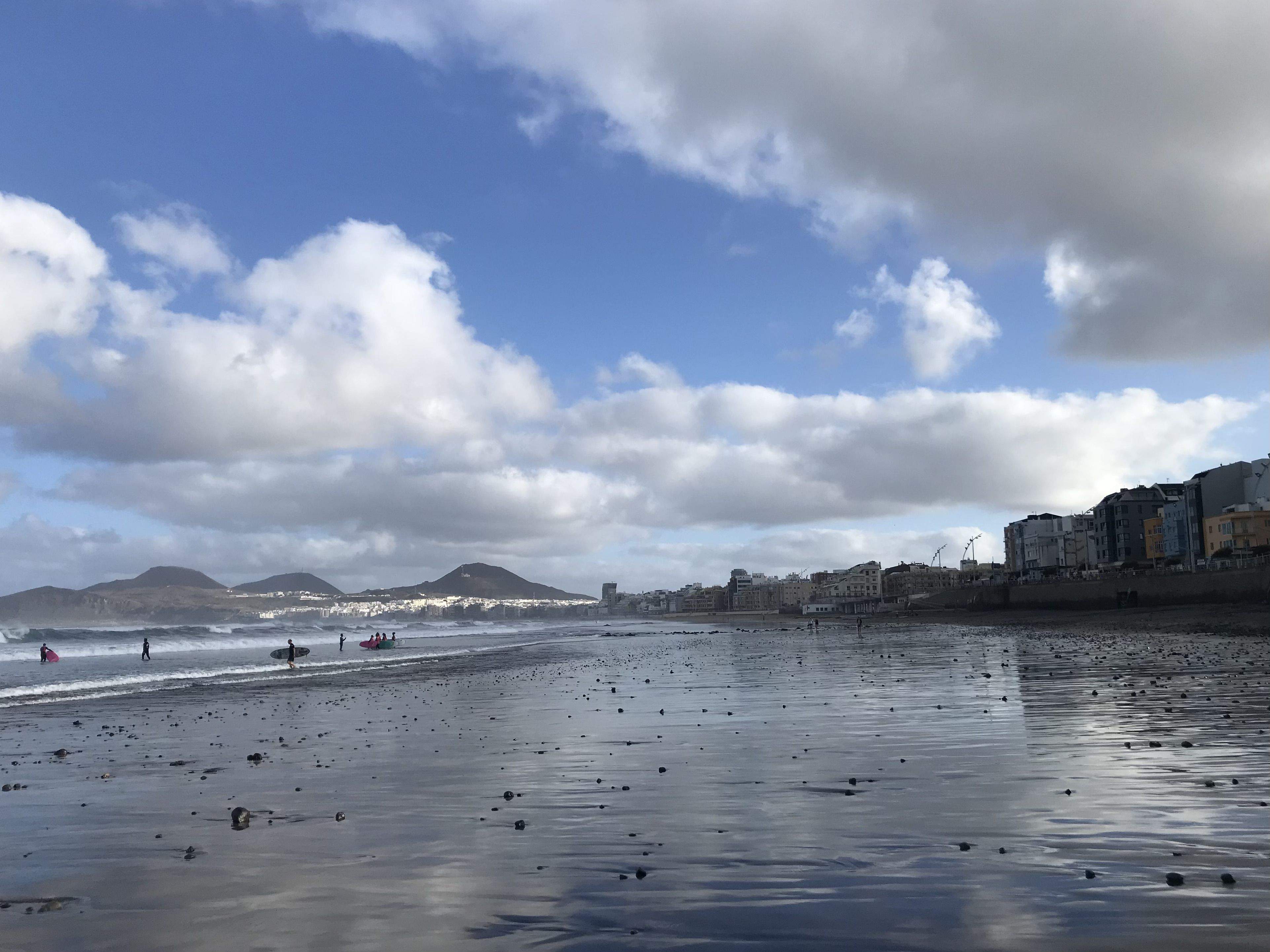Santiago Gil, amante de la literatura, ve en Las Canteras su inspiración de vida. / AH