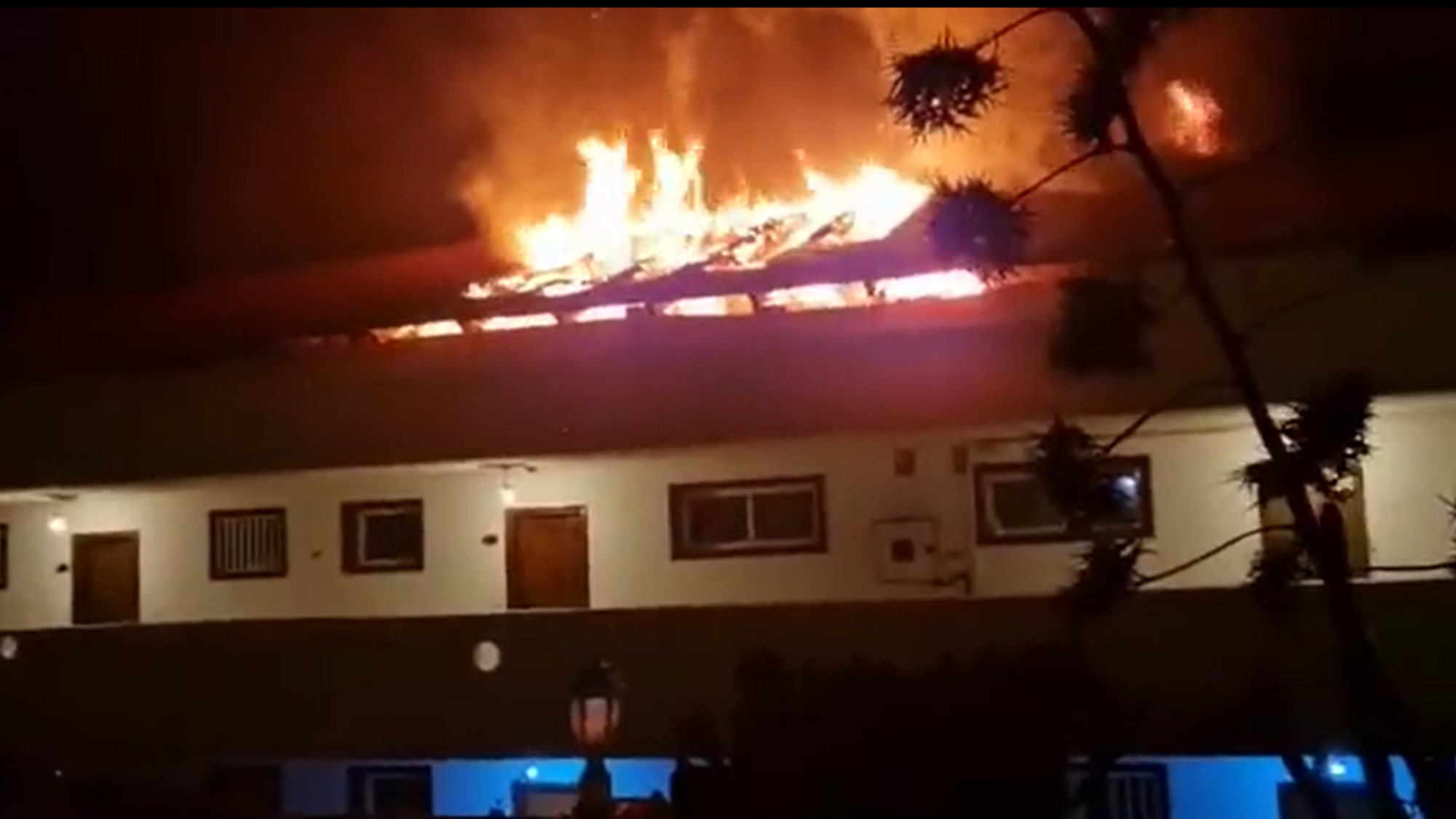 Incendio en un complejo de apartamentos en Adeje. / Policía Local de Adeje