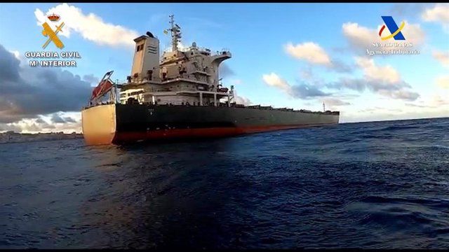 Imagen del buque que transportaba la cocaína. / Guardia Civil