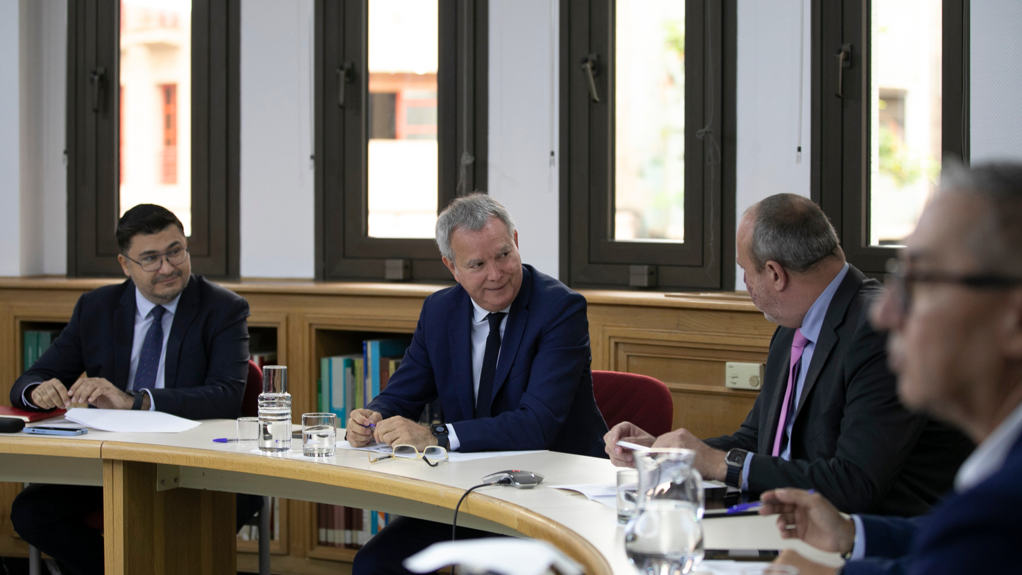 Miguel Ángel del Pino (GC), Sebastián Franquis (OP) y Enrique Arriaga (TF) en la reunión celebrada para implementar la gratuidad. /Consejería de Transportes Miguel Ángel del Pino (GC), Sebastián Franquis (OP) y Enrique Arriaga (TF) en la reunión celebrada para implementar la gratuidad. /Consejería de Transportes