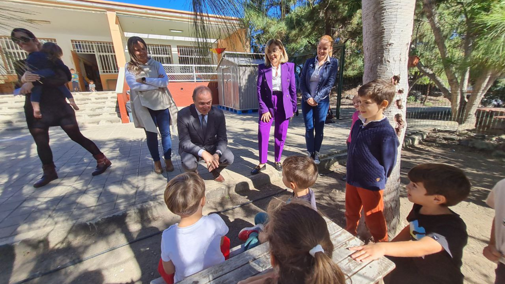 Augusto Hidalgo y Lourdes Armas en el recorrido por el CEIP La Calzada. /Ayuntamiento de Las Palmas de Gran Canaria 