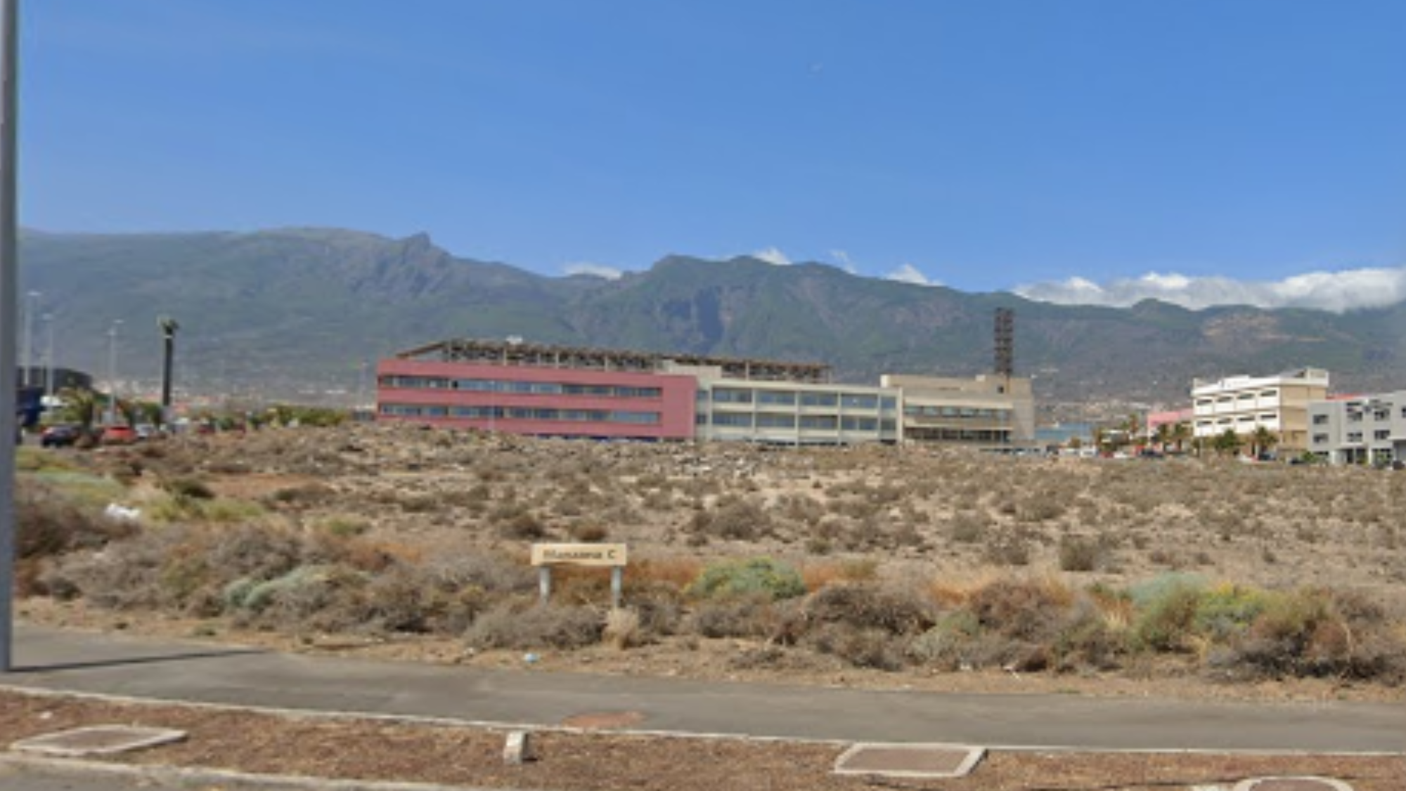 Terrenos donde las empresas Depósitos Almacenes Número Uno y Tastusa planean la construcción de un edificio comercial. / Google Maps
