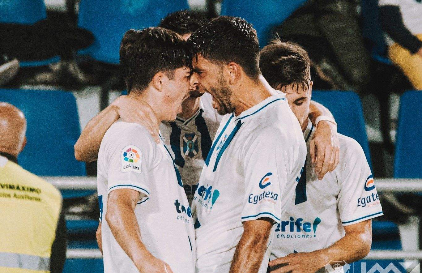 Teto anotó el primer gol del Tenerife y celebró su tercer tanto de la temporada junto a Javi Alonso en la victoria 2-1 ante el Alavés./ CD Tenerife @sanacosta_  