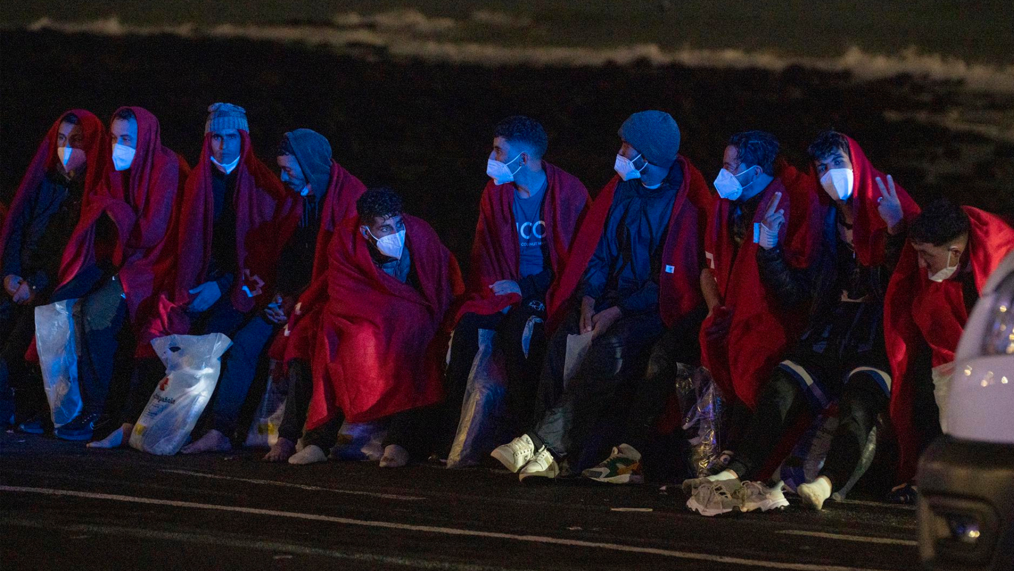 Un total de 103 inmigrantes de origen subsahariano y magrebí han llegado a Lanzarote esta noche de miércoles a bordo de dos lanchas neumáticas. EFE