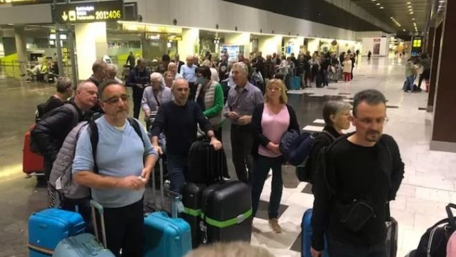 Pasajeros del vuelo de Bruselas a Tenerife en el aeropuerto de Gran Canaria./ Redes