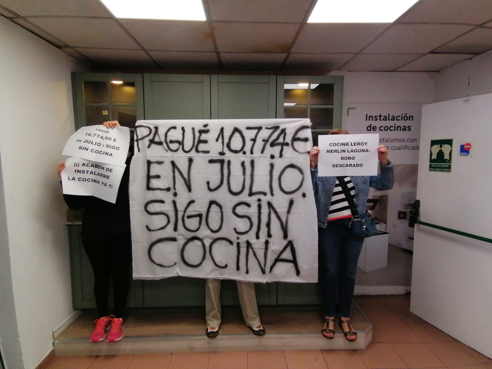 Manifestación de la afectada en el Leroy Merlín de La Laguna. / Cedida 