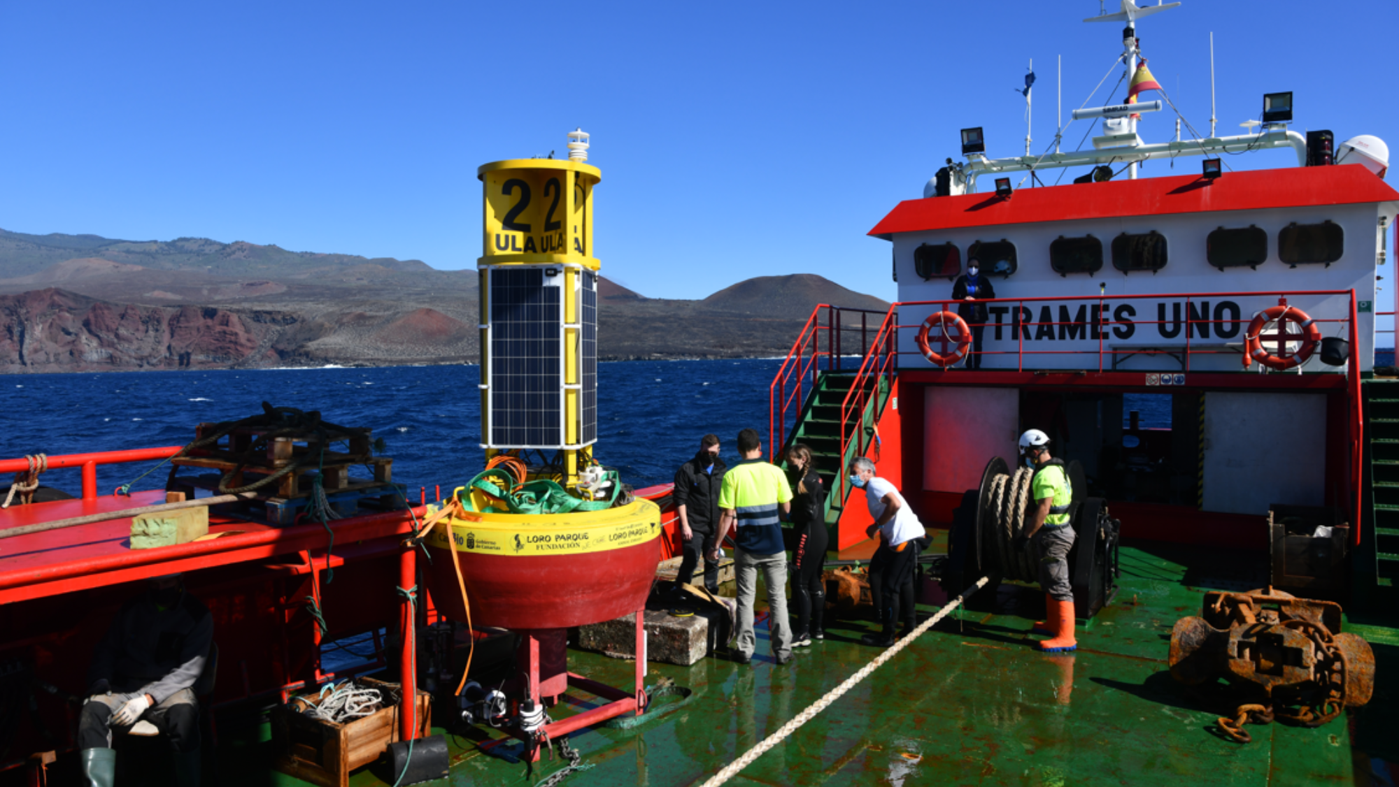 Momento previo a la introducción de una de las boyas del proyecto BuoyPam en el océano. / CanBio Momento previo a la introducción de una de las boyas del proyecto BuoyPam en el océano. / CanBio