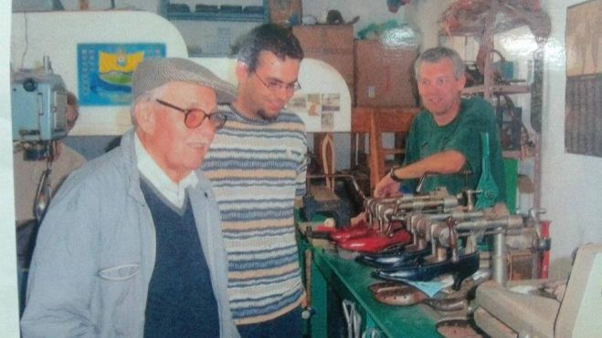 Tres generaciones de zapateros: Félix Hernández, Félix J. Hernández y Maxerco Hernández. /Zapatería Félix