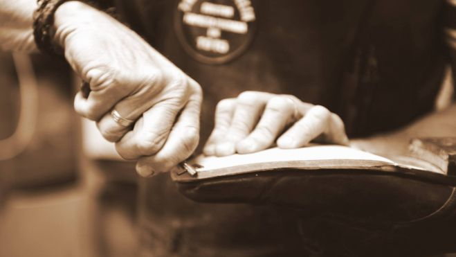 Imagen de Félix trabajando. /Zapatería Félix