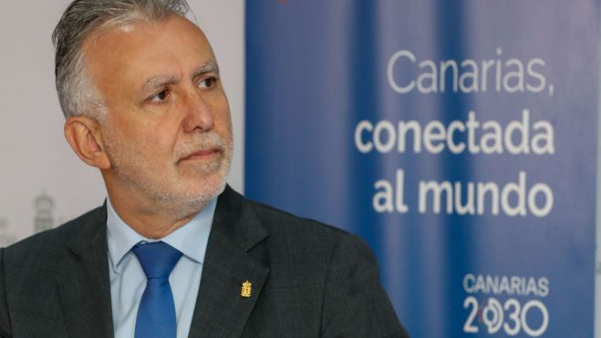 Ángel Víctor Torres, presidente del Gobierno de Canarias, mira a su izquierda. / Elvira Urquijo (EFE)