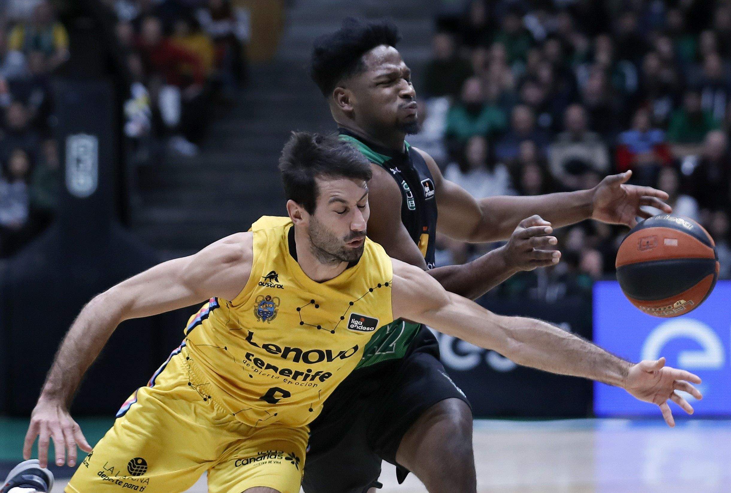 Andrés Feliz y Bruno Fitipaldo disputan una posesión en unos de los duelos de la temporada pasada entre Canarias y Joventut./ EFE.