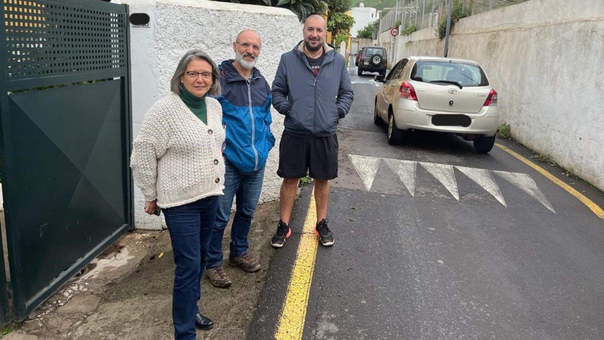 Teresa, Félix y Aythami, vecinos de la calle El Cañaveral, en La Laguna. / AH