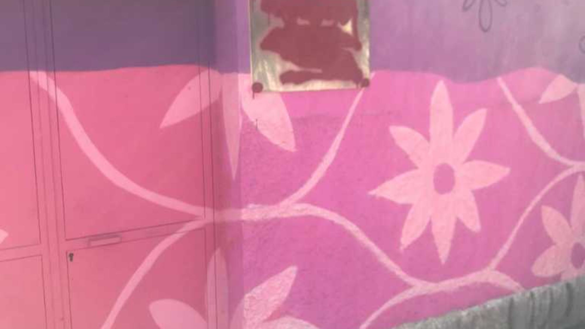 La  placa homenaje  a Isabel  Torres ha sido atacada con pintura.  / Twitter