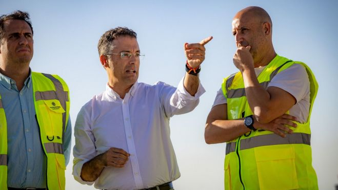 Carlos Tarife y operarios del Ayuntamiento de Santa Cruz. / AH Carlos Tarife y operarios del Ayuntamiento de Santa Cruz. / AH